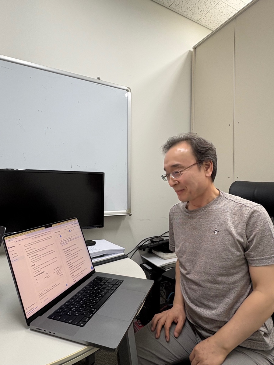 김종배 숭실대학교 창업지원단 교수가 독스헌트 사업계획서를 검토하는 모습