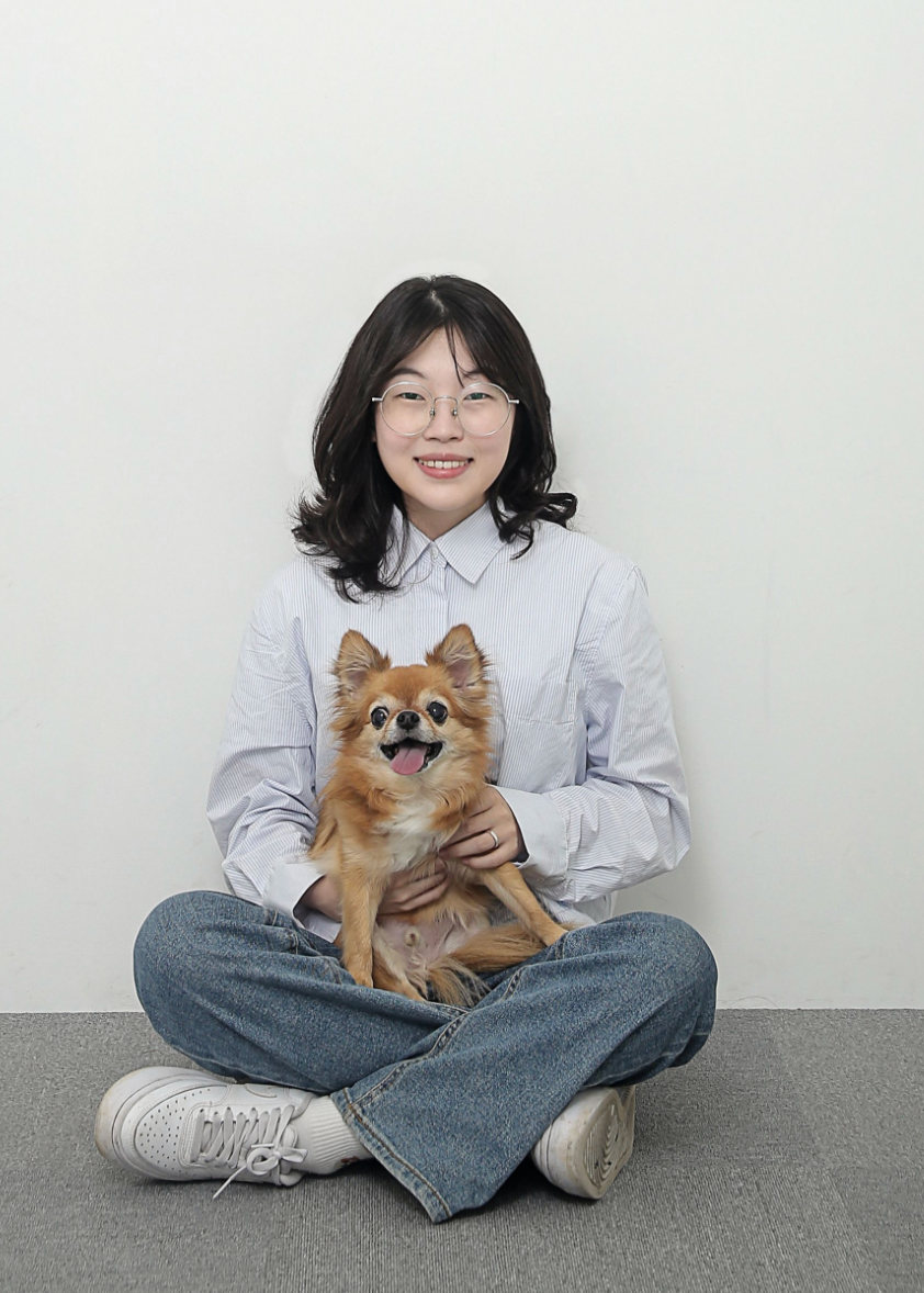 반려견을 안고 앉아 있는 지구온어스 김나연 대표