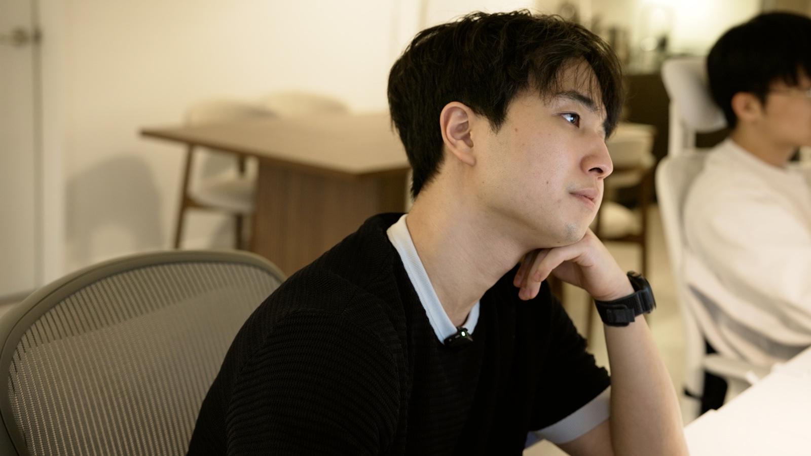 어사이드 팀원이 사무실에서 작업하는 모습